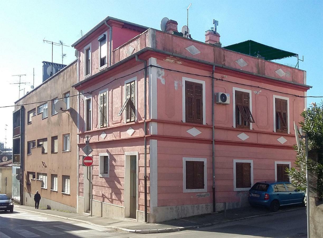 Apartment In Centre With Huge Terace Pula Exteriér fotografie